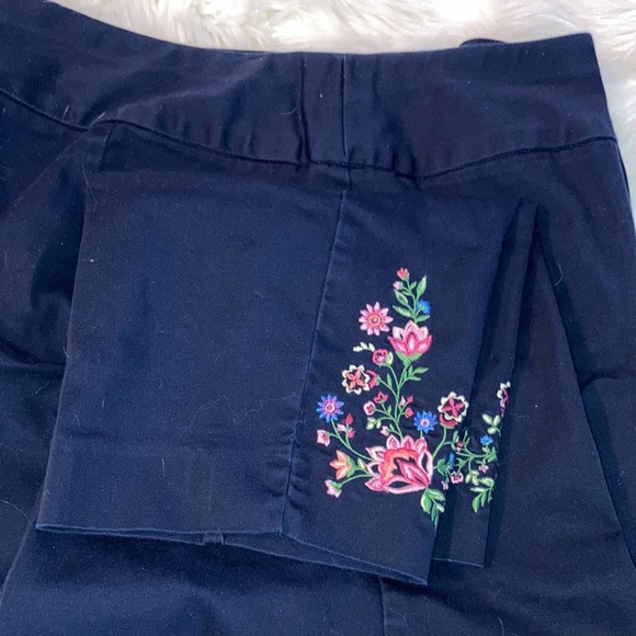 ROZ & ALI sz. 14 navy pants w/embroidered flowers at bottom of legs $22 - Picture 7 of 7